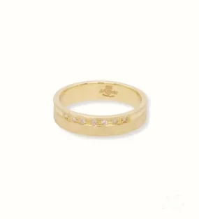 Elegant 18k Gold Diamond Wedding Band for Her