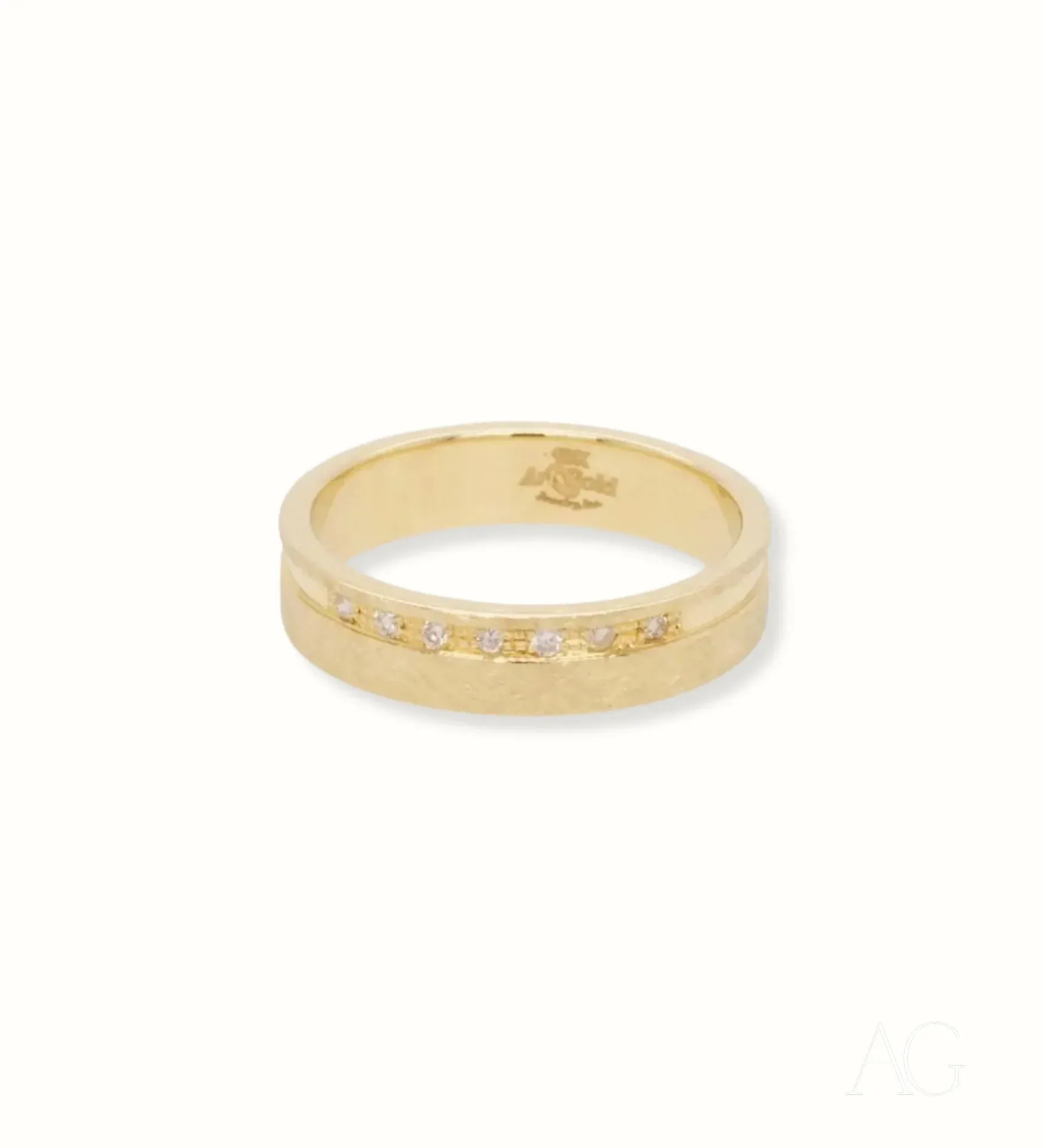 Elegant 18k Gold Diamond Wedding Band for Her