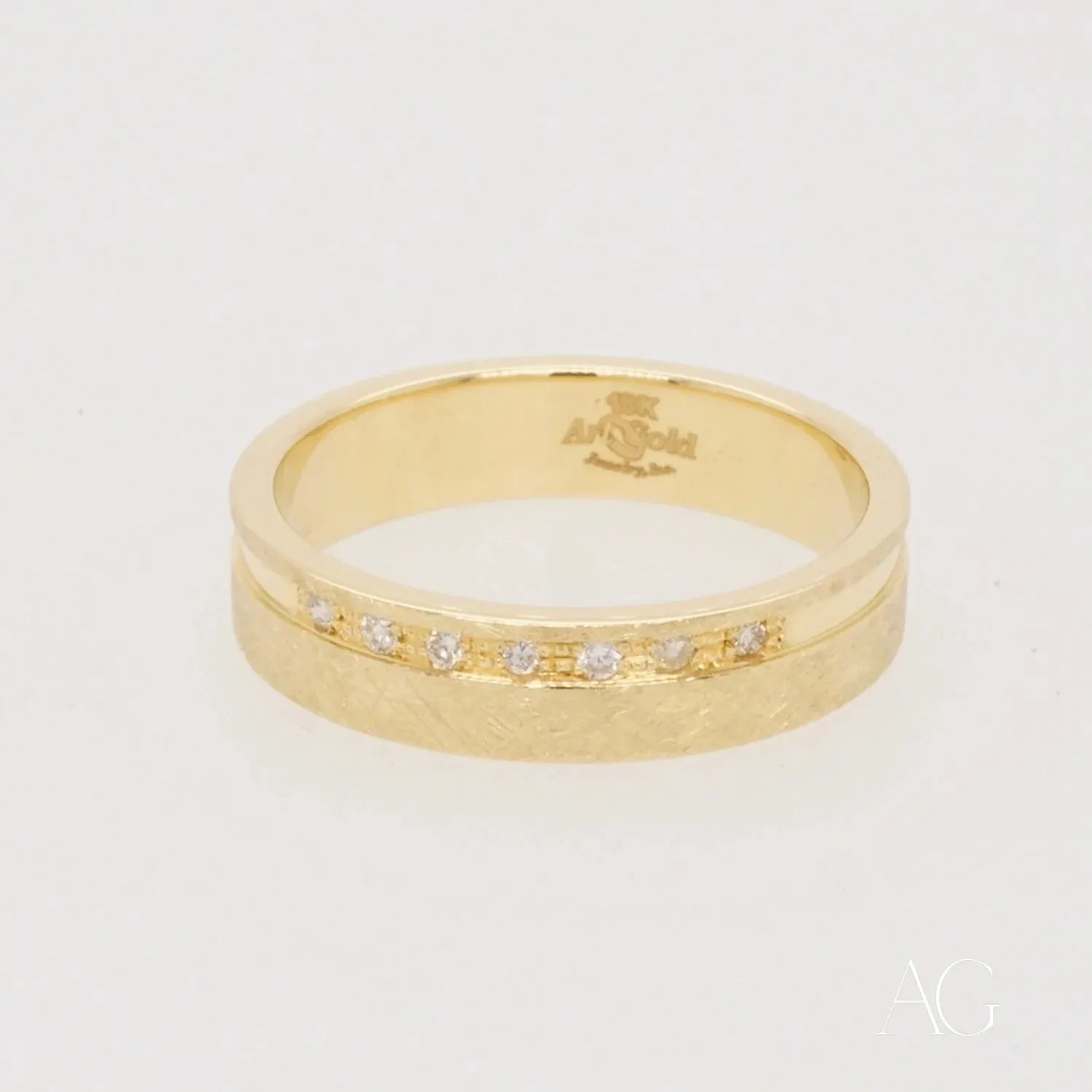 Elegant 18k Gold Diamond Wedding Band for Her